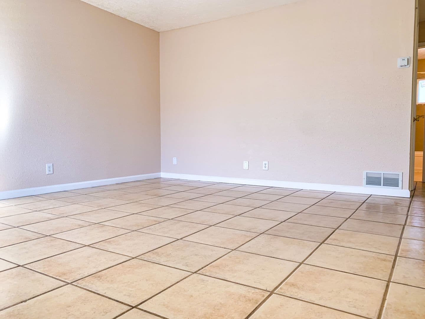 Albuquerque Apartment: 900 Valencia Dr. SE