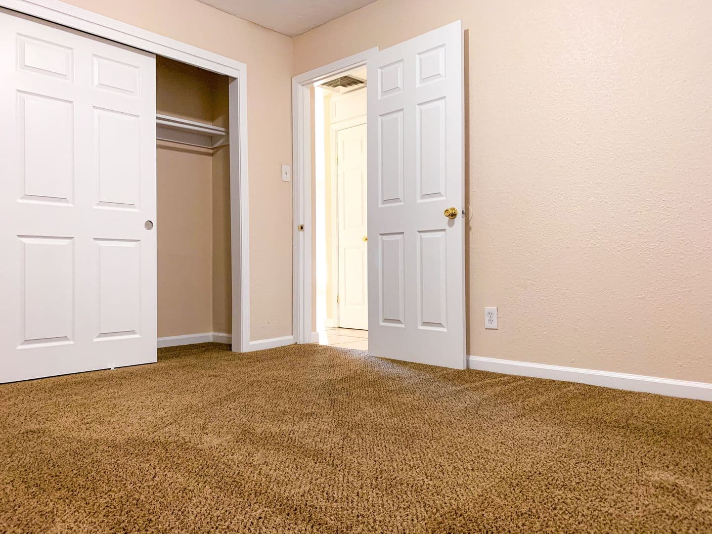 Albuquerque Apartment: 900 Valencia Dr. SE