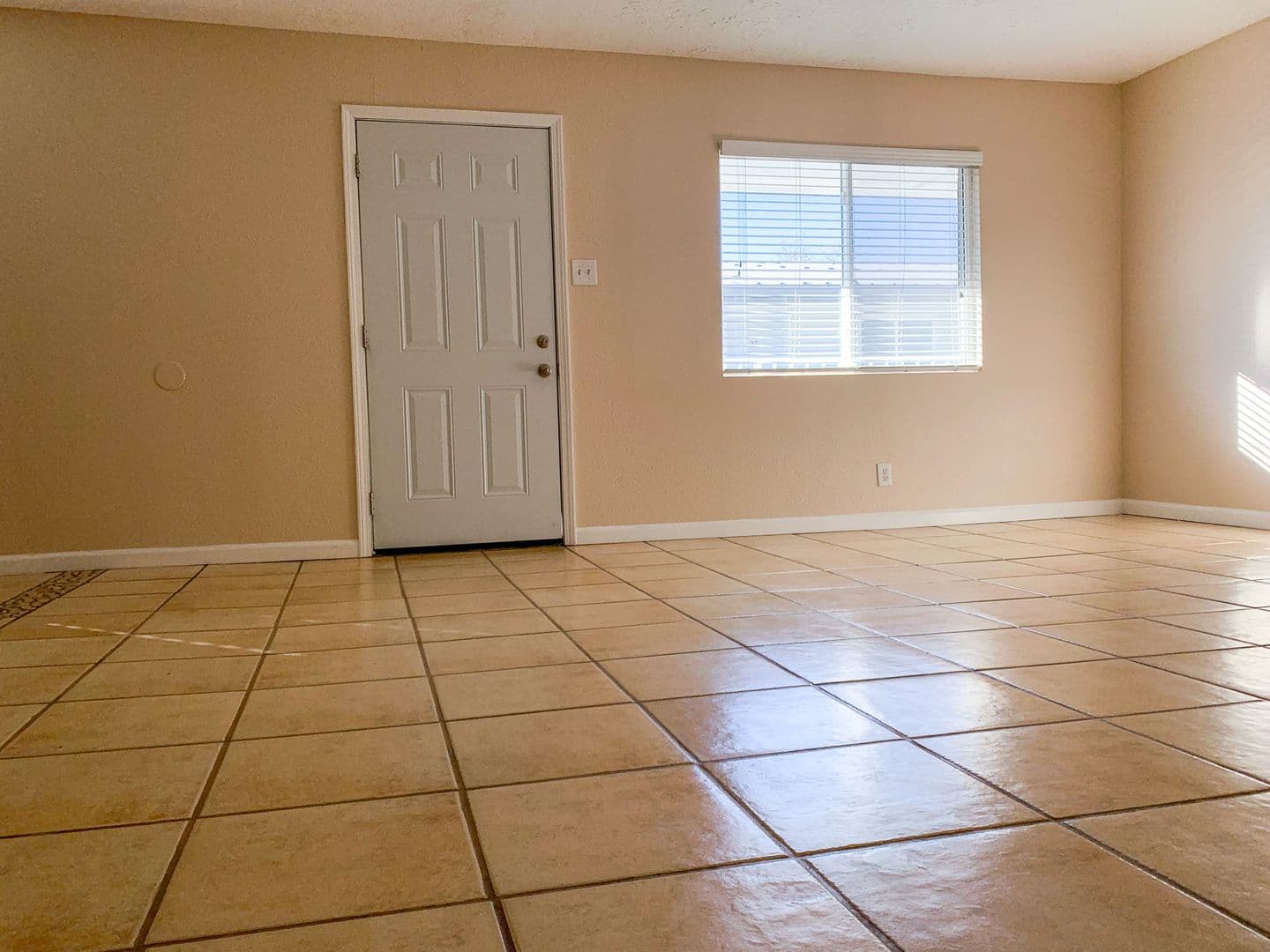 Albuquerque Apartment: 900 Valencia Dr. SE