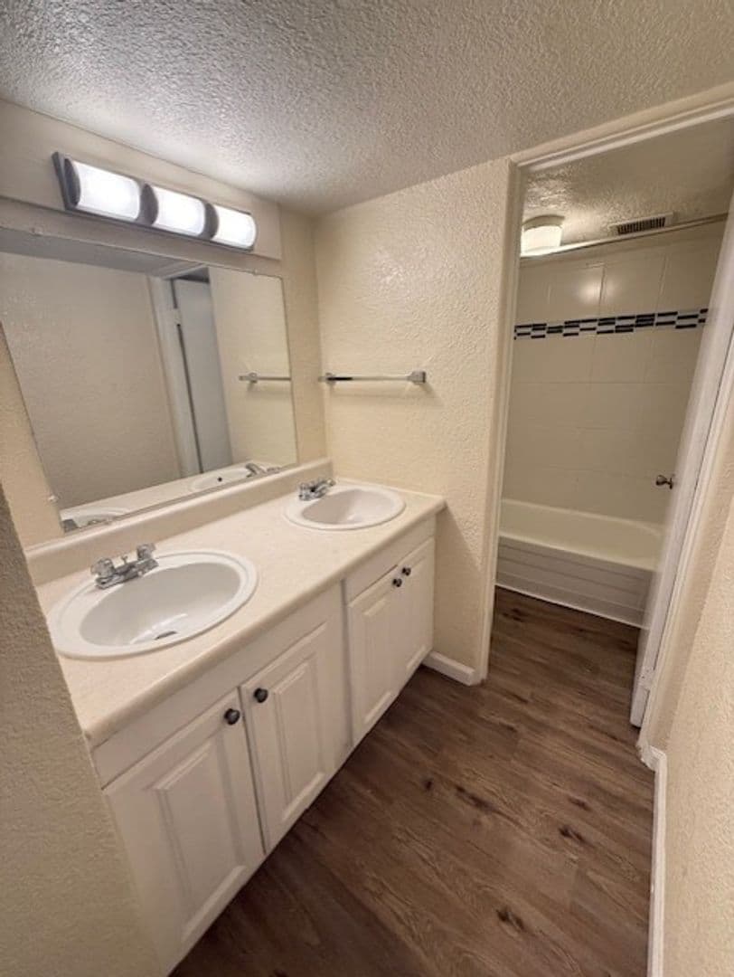 Albuquerque Apartment: 1033 Madeira Dr SE