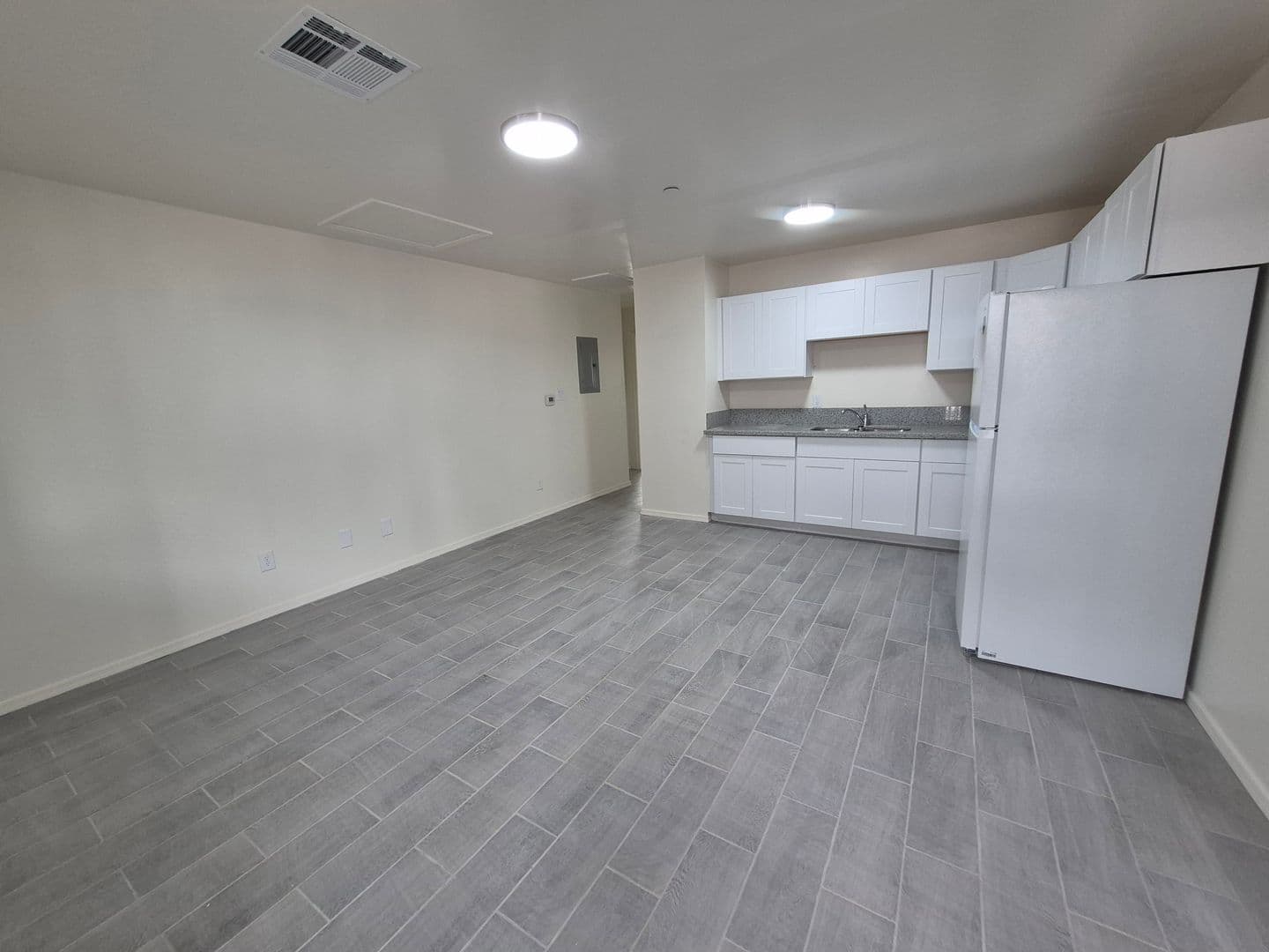 Yuma Apartment: 253 S. 17th Ave