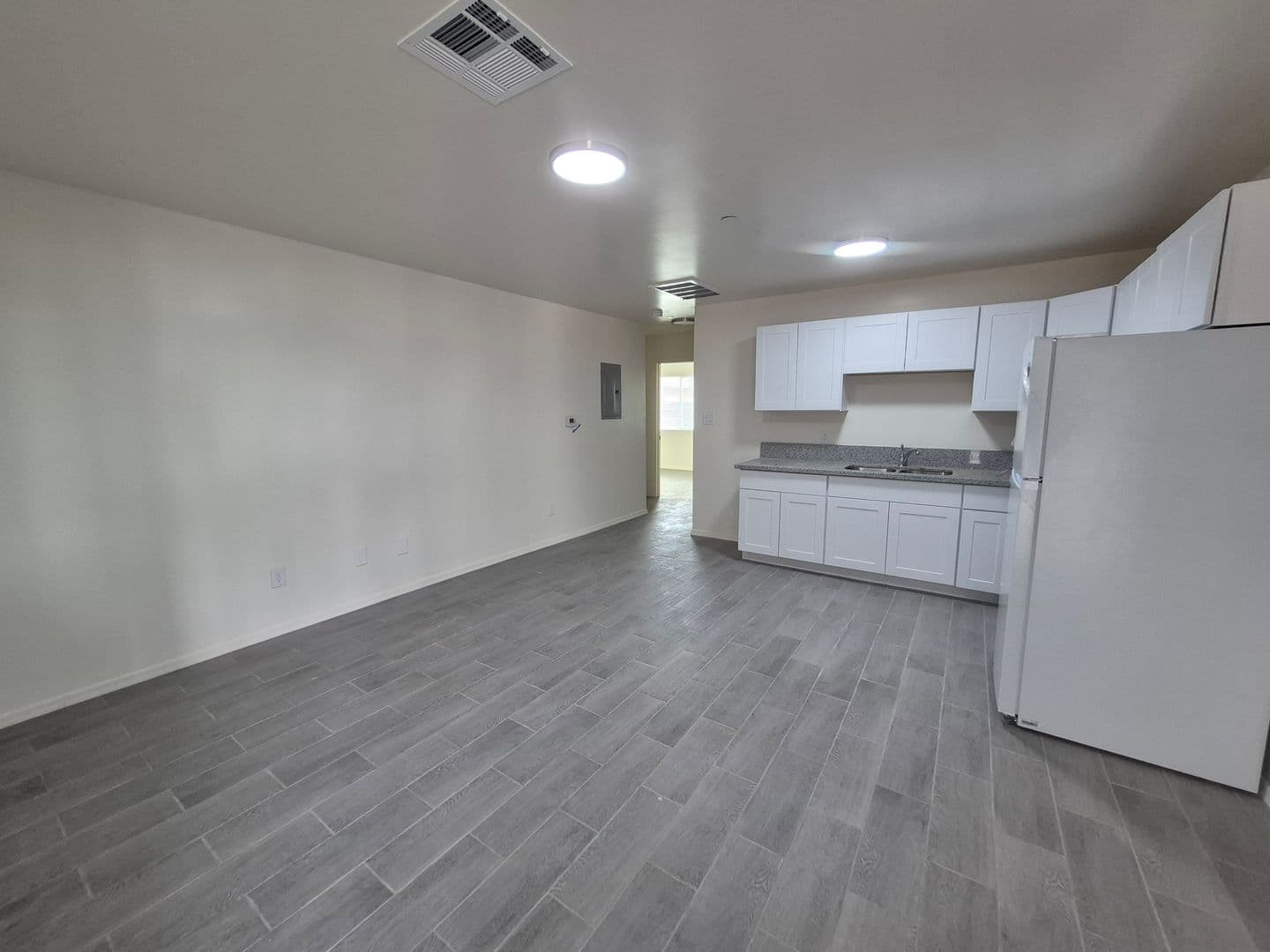 Yuma Apartment: 253 S. 17th Ave
