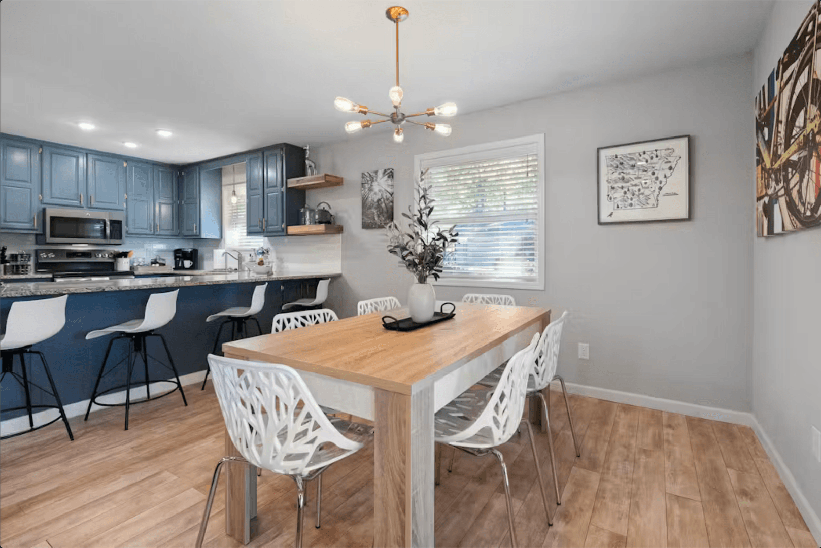 Bella Vista House: 15 Churchill Drive (F/S)