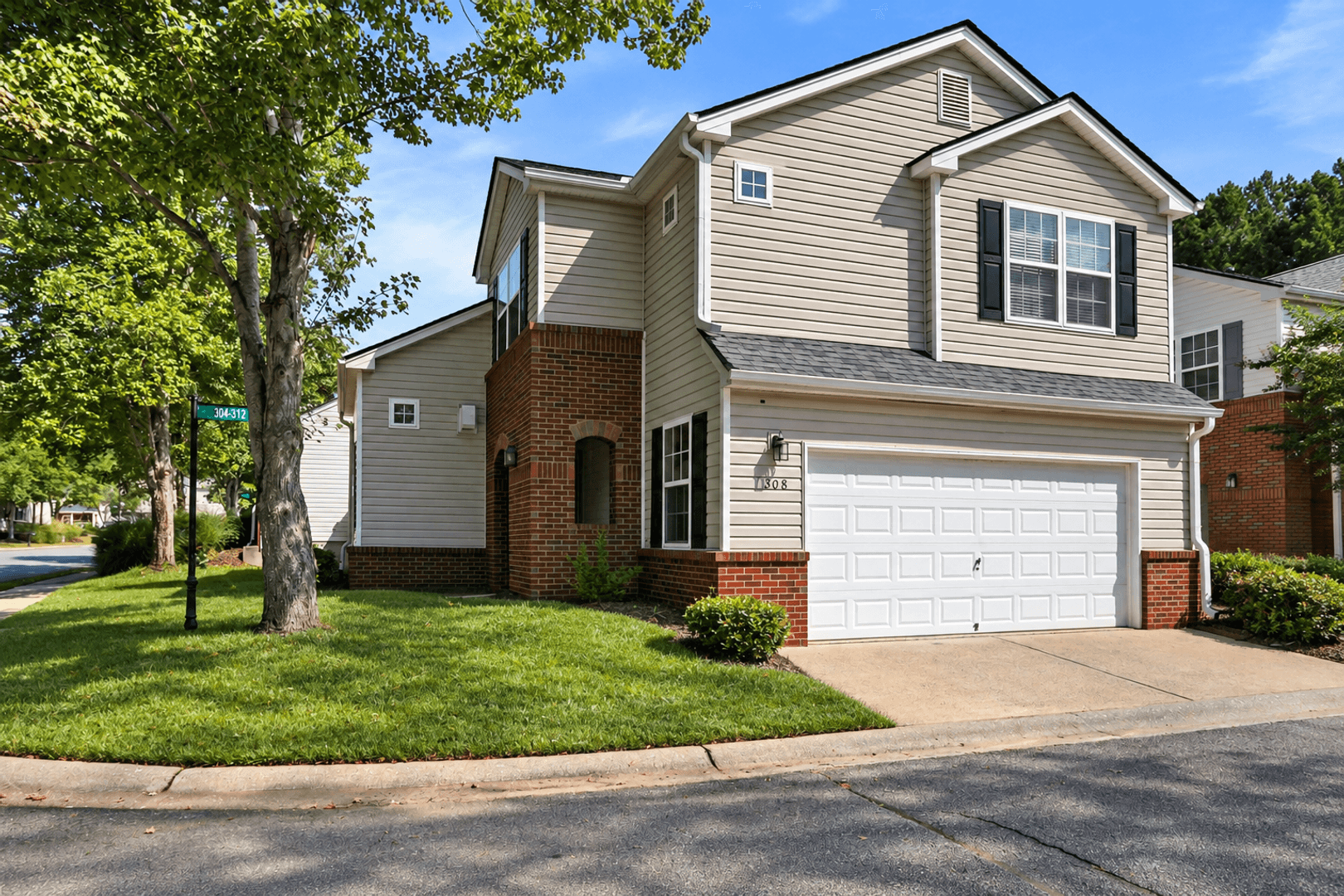 Woodstock House: 308 West Oaks Trail