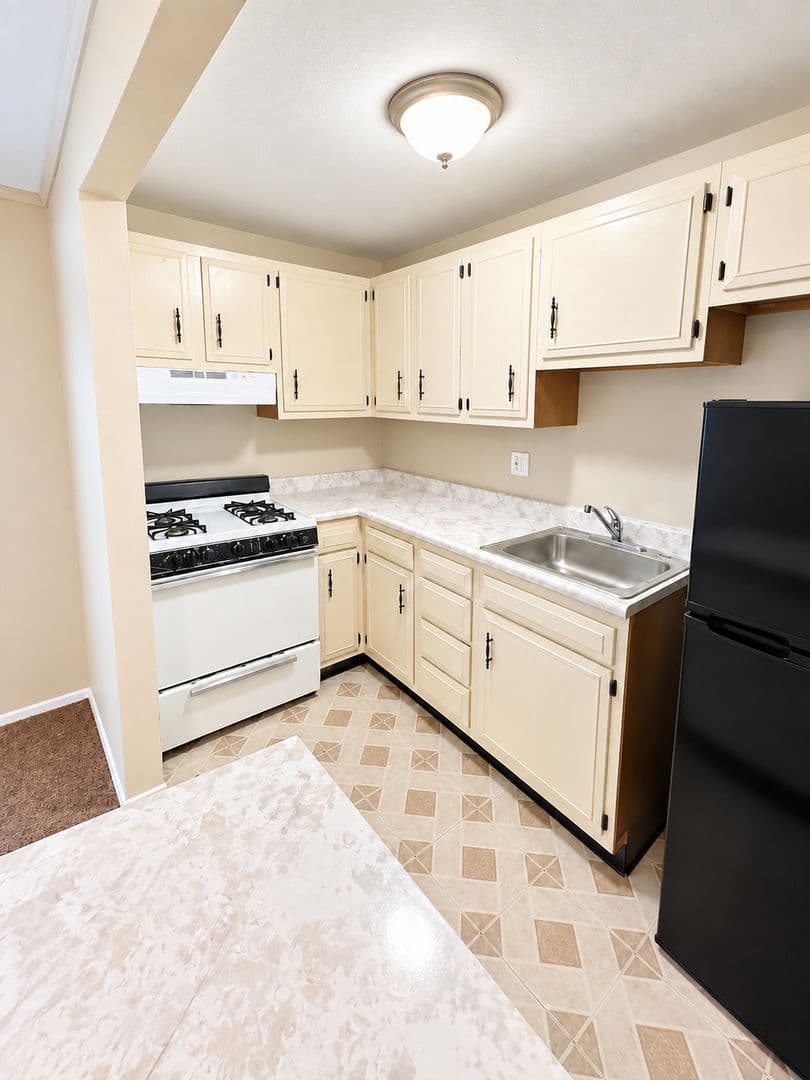 McKees Rocks Apartment: 321 Ella Street