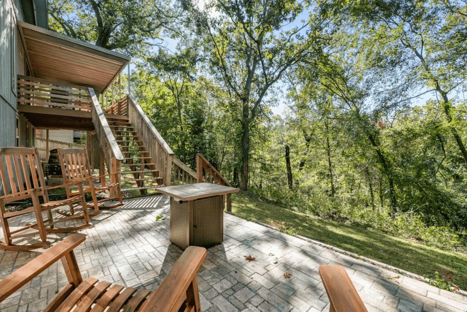 Bella Vista House: 15 Churchill Drive (F/S)