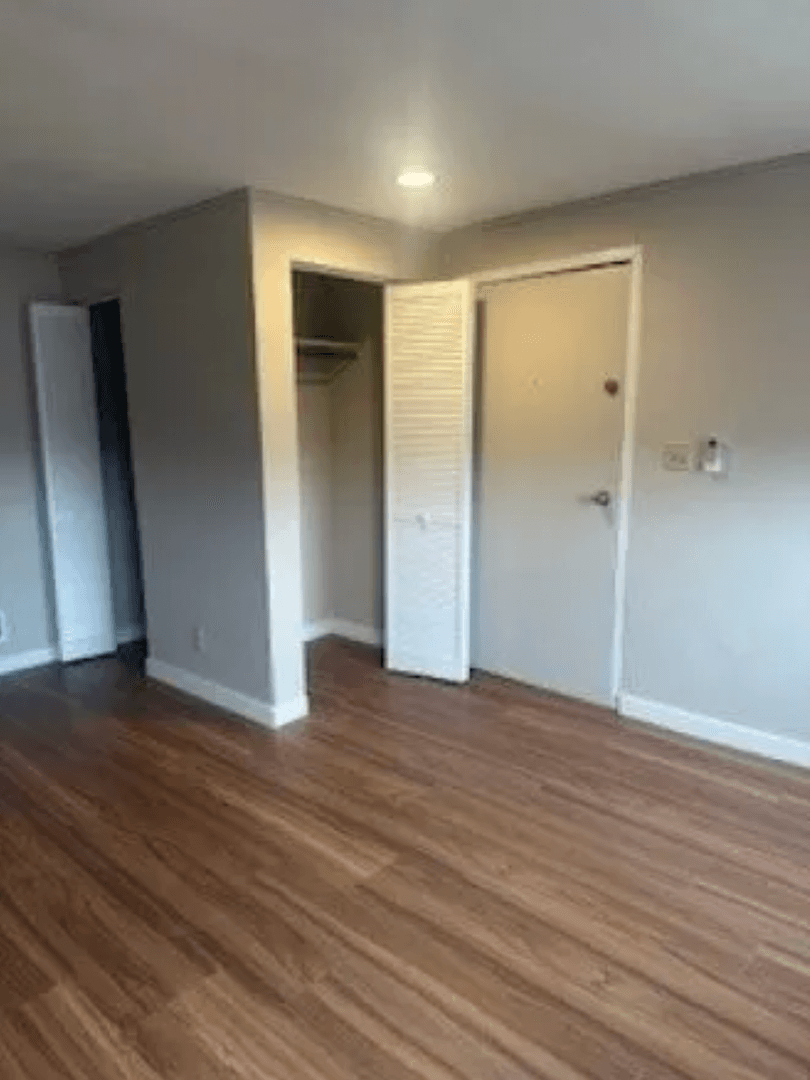McKees Rocks Apartment: 321 Ella Street