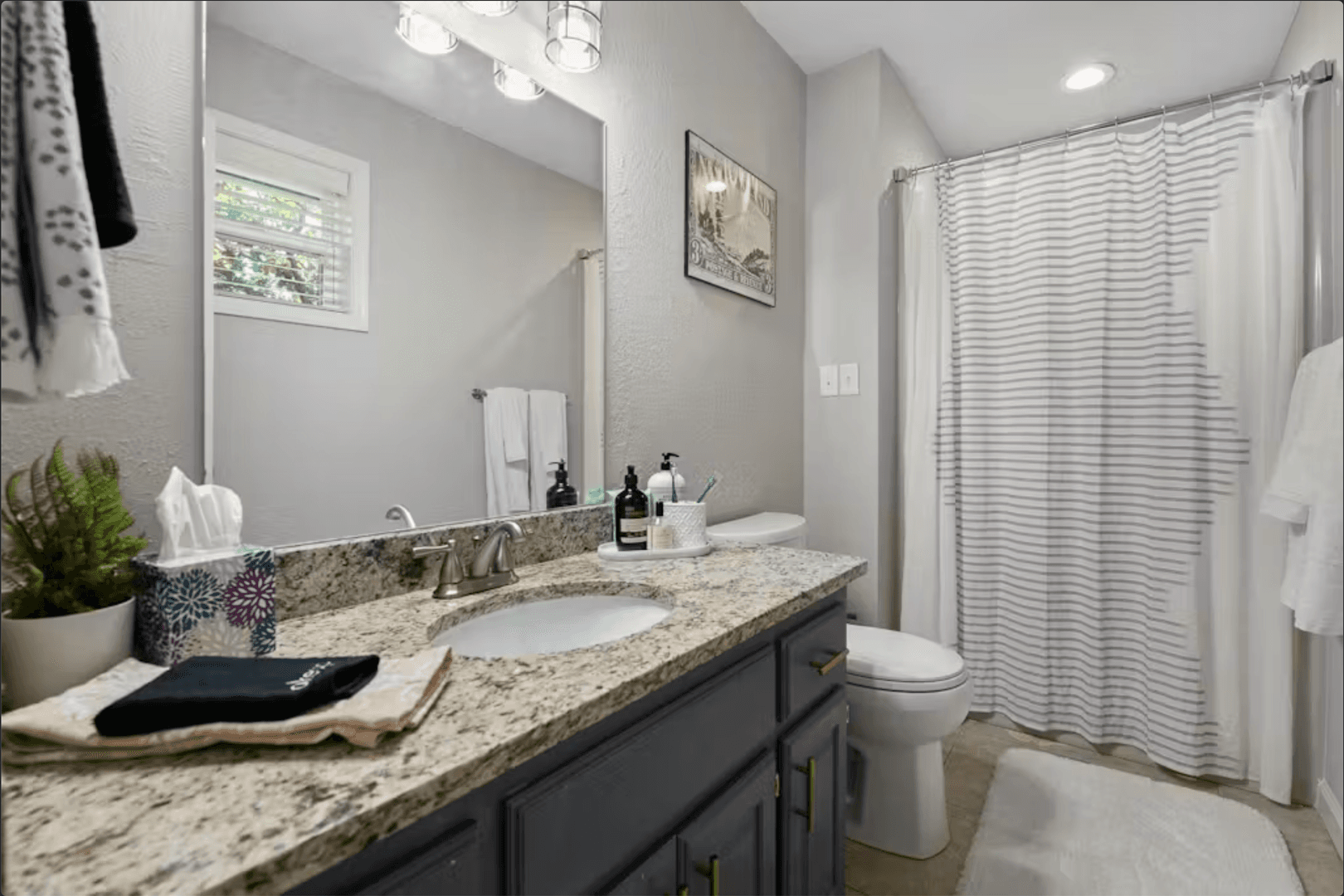 Bella Vista House: 15 Churchill Drive (F/S)