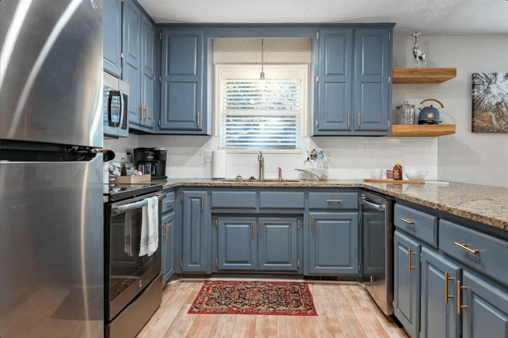 Bella Vista House: 15 Churchill Drive (F/S)