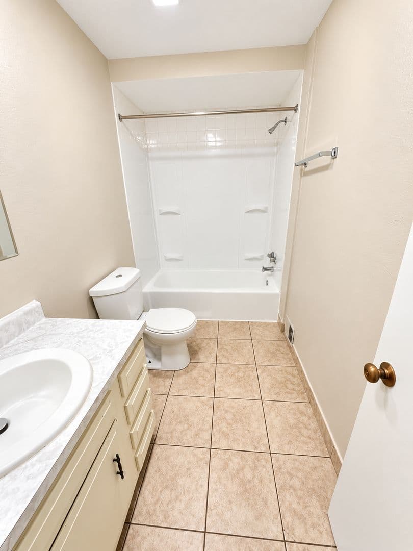 McKees Rocks Apartment: 321 Ella Street