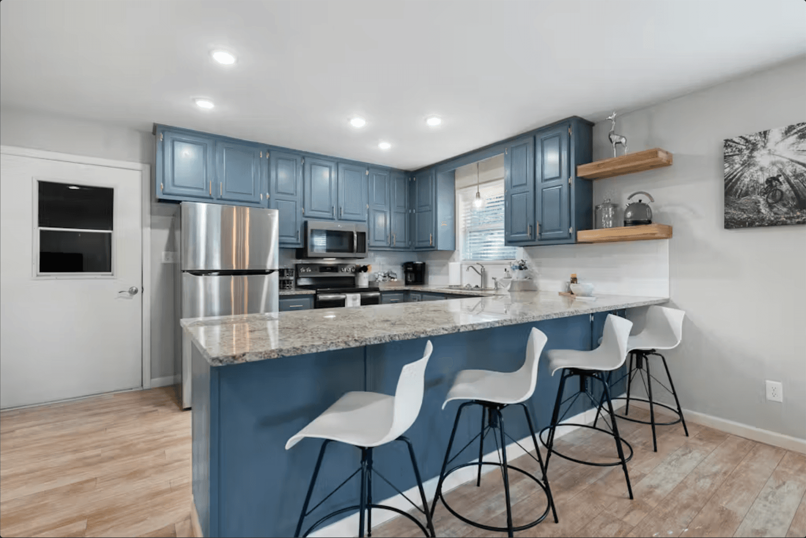 Bella Vista House: 15 Churchill Drive (F/S)
