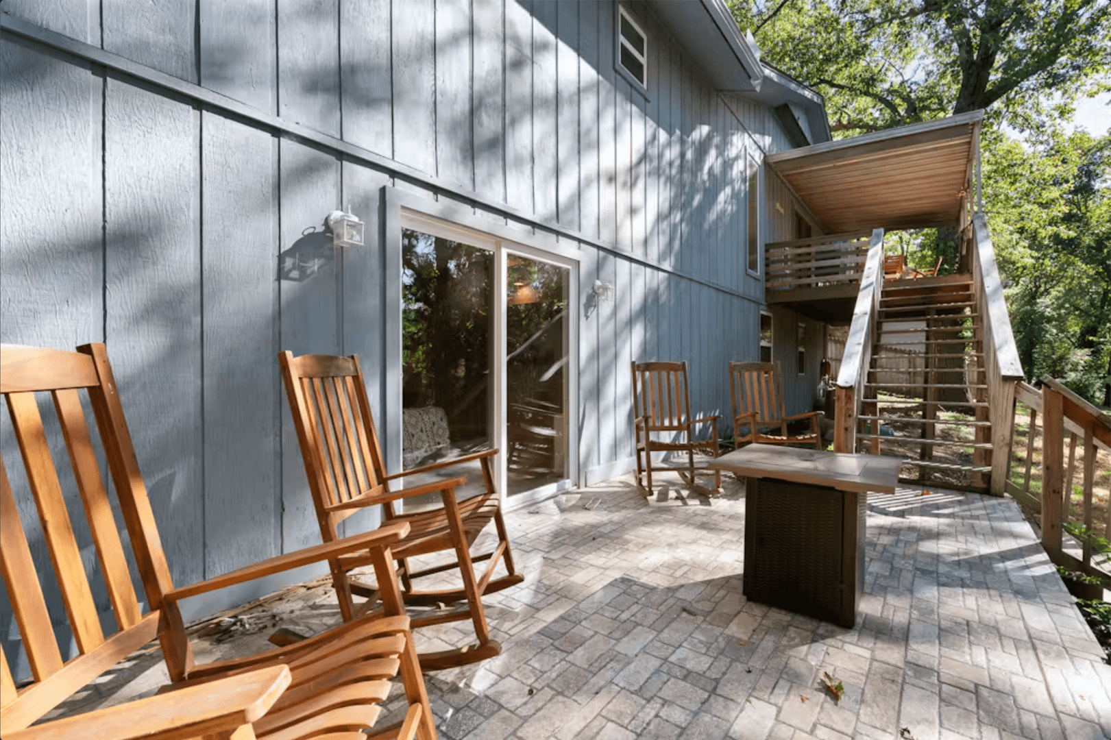 Bella Vista House: 15 Churchill Drive (F/S)