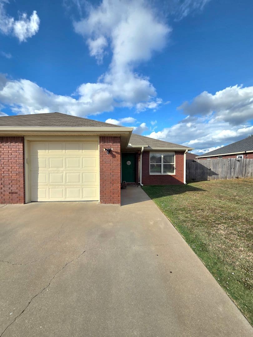 Rogers House: 207 E Marietta Ct