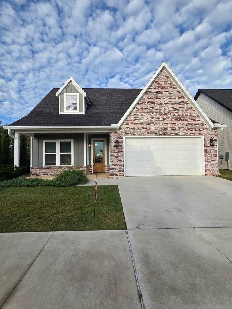 Rogers House: 5912 S 41st St
