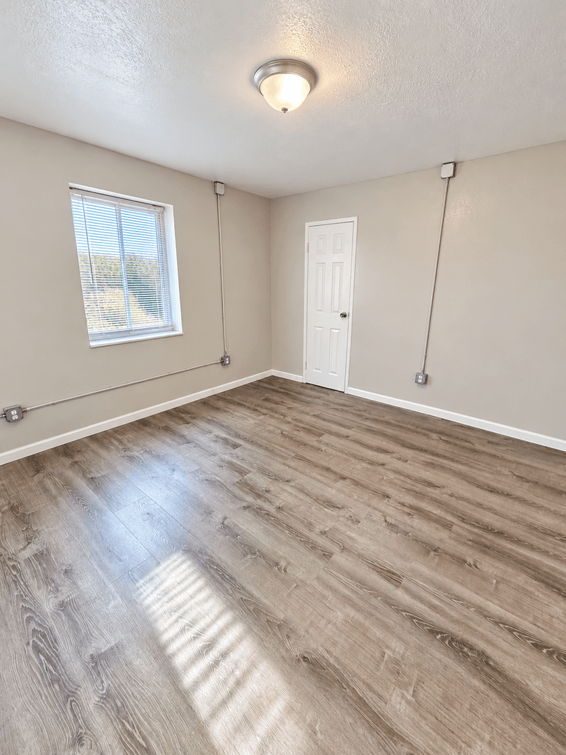 McKeesport Apartment: 618 Versailles Avenue