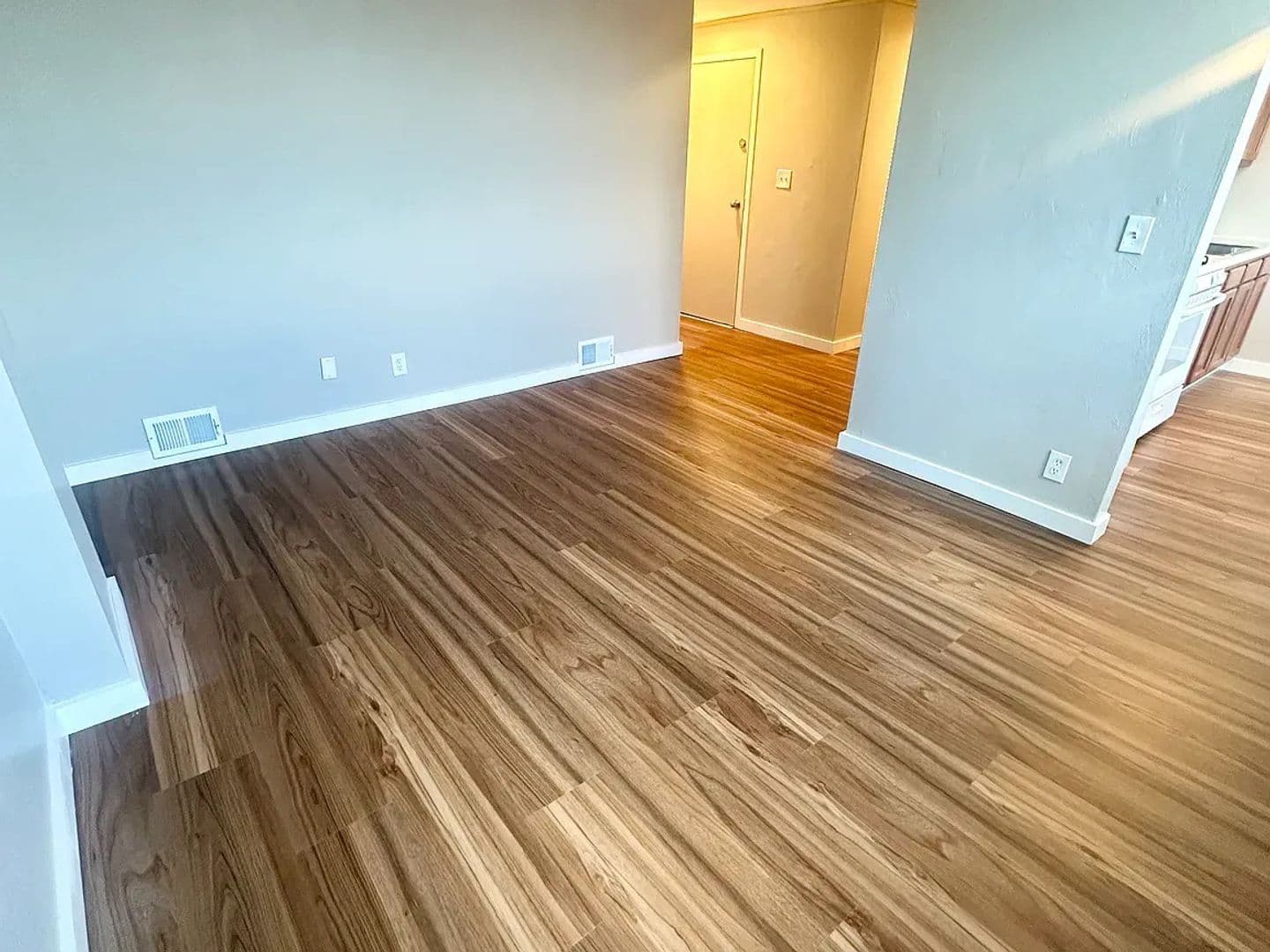 McKees Rocks Apartment: 321 Ella Street