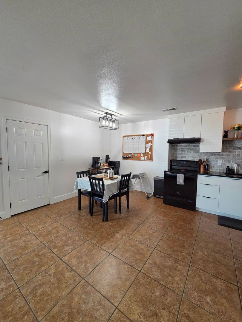 Rogers House: 207 E Marietta Ct