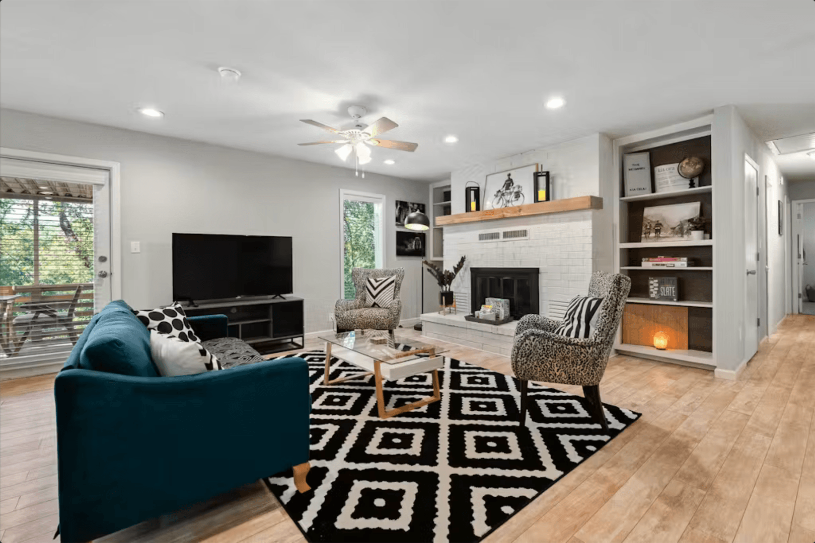 Bella Vista House: 15 Churchill Drive (F/S)