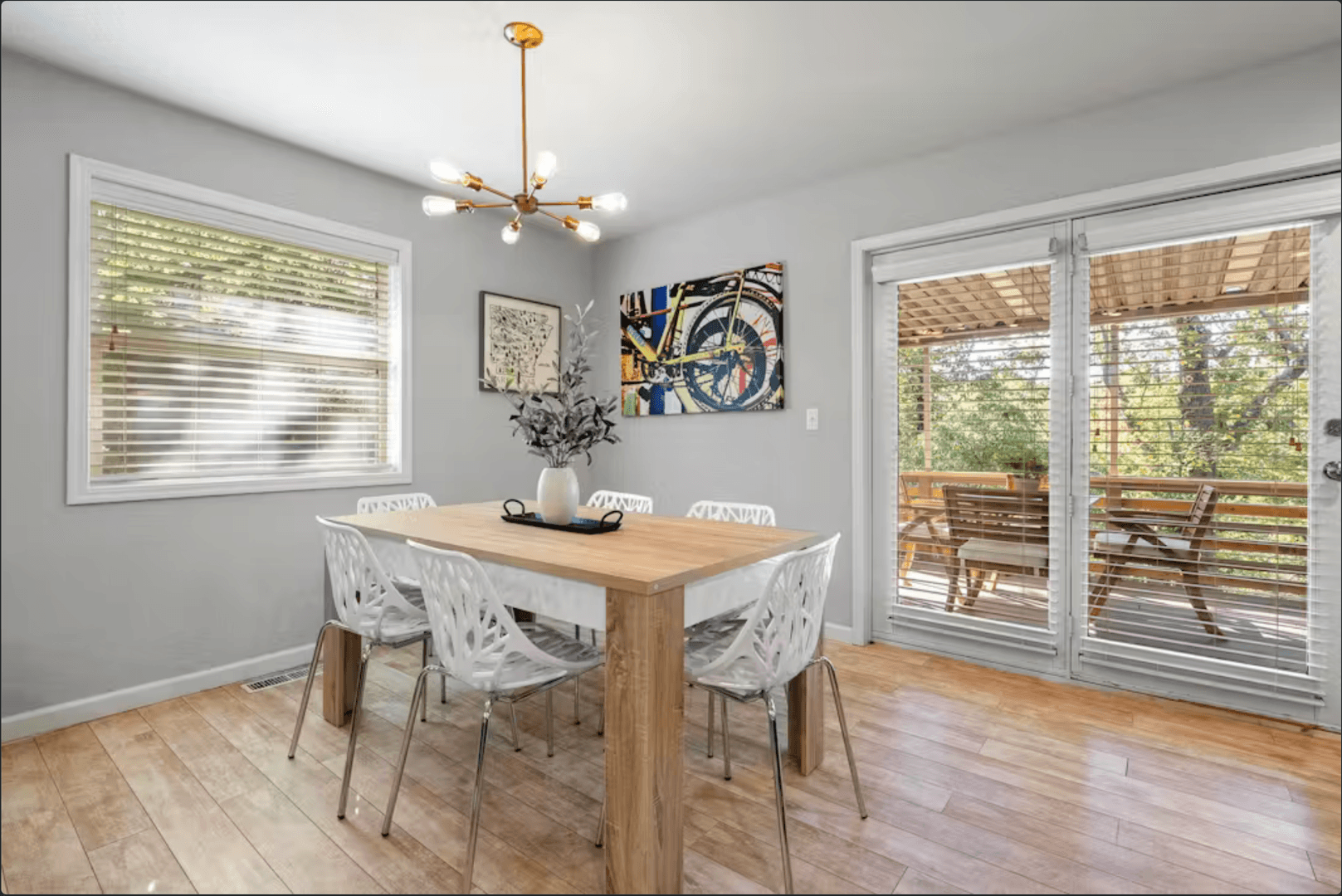 Bella Vista House: 15 Churchill Drive (F/S)