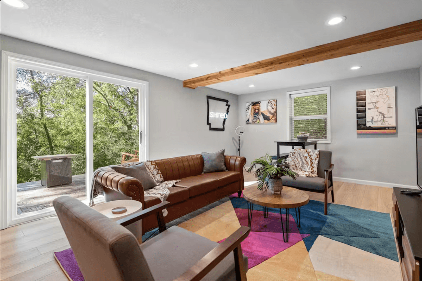 Bella Vista House: 15 Churchill Drive (F/S)
