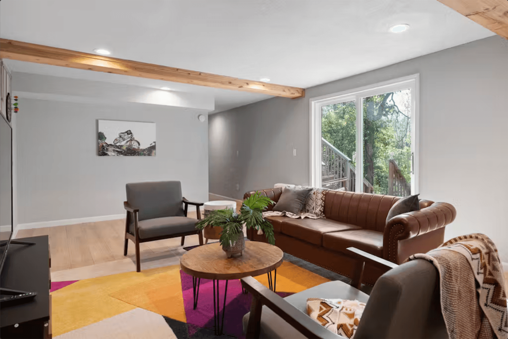 Bella Vista House: 15 Churchill Drive (F/S)