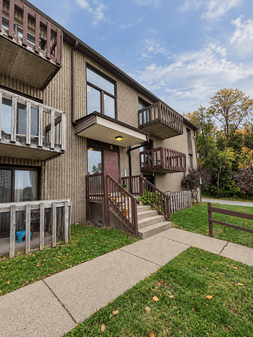 Carnegie Apartment: 711 Cubbage Street