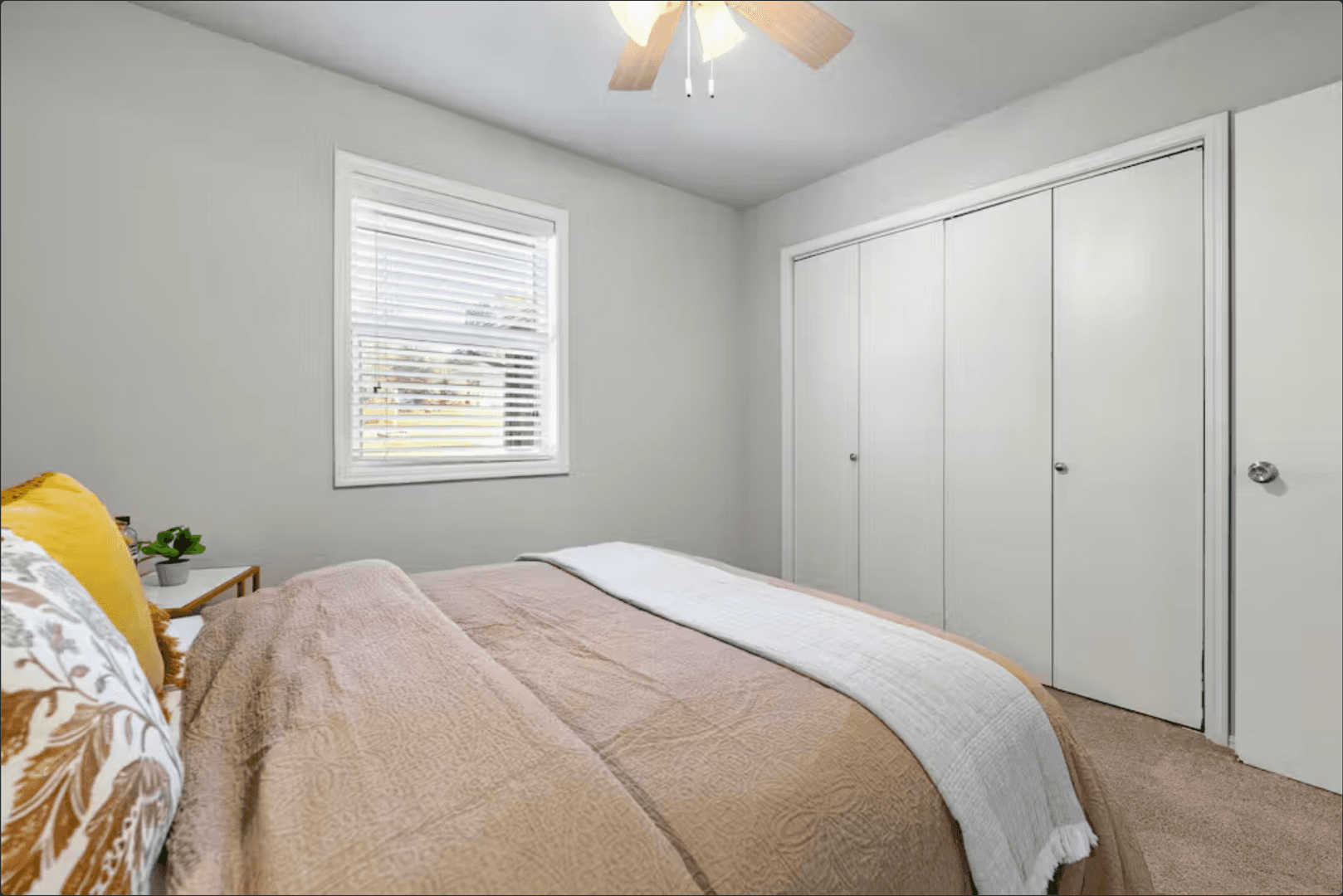 Bella Vista House: 15 Churchill Drive (F/S)