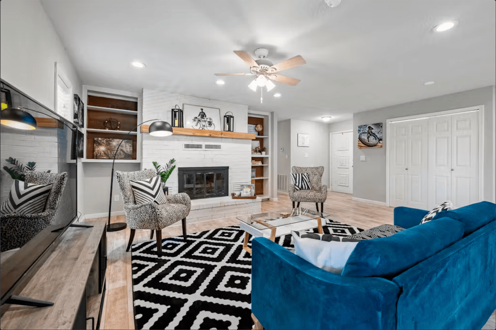 Bella Vista House: 15 Churchill Drive (F/S)