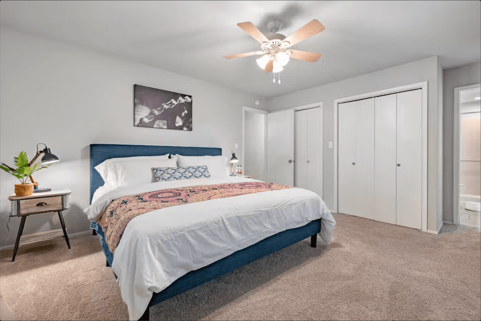 Bella Vista House: 15 Churchill Drive (F/S)