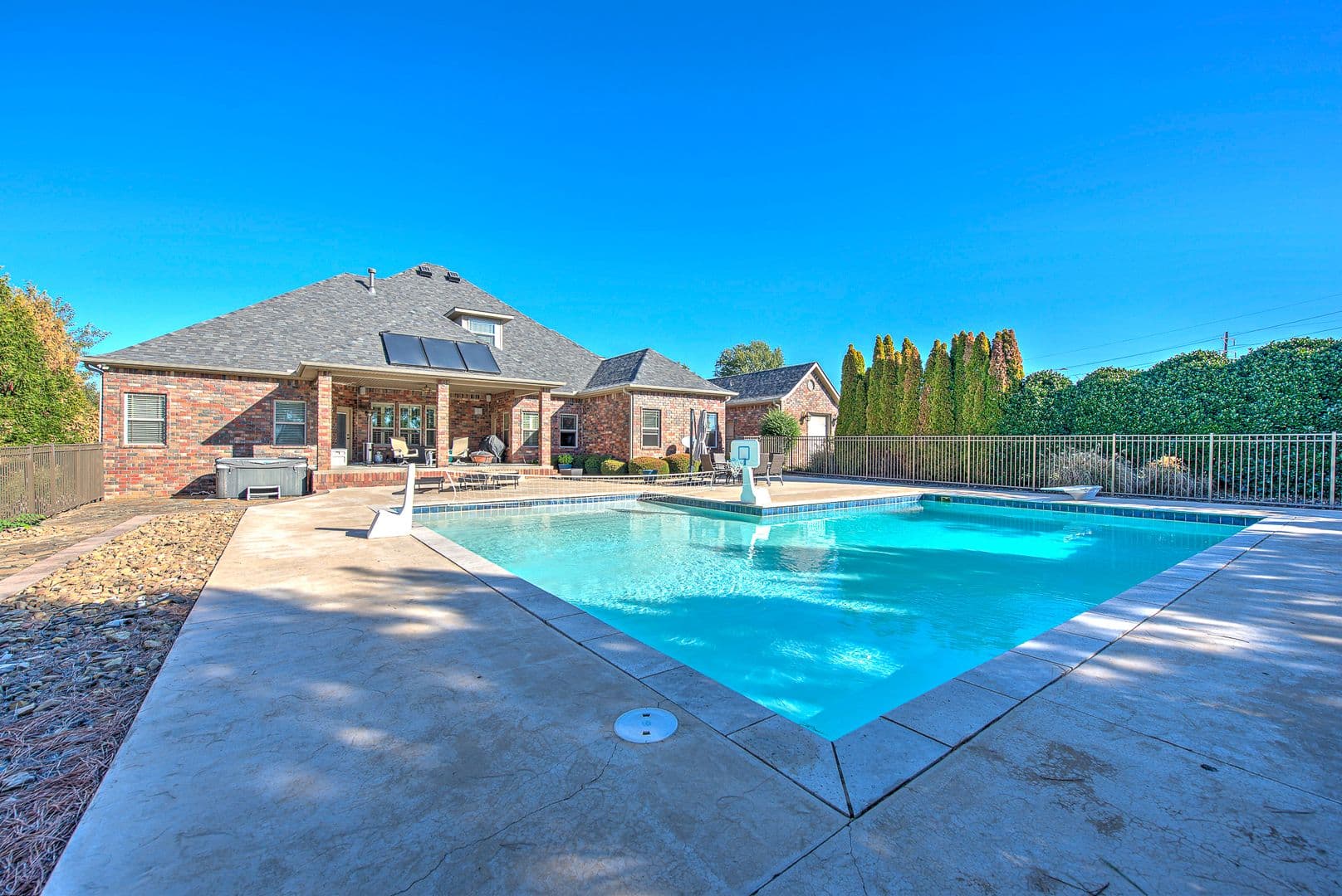 Springdale House: 6482 Wells Cir