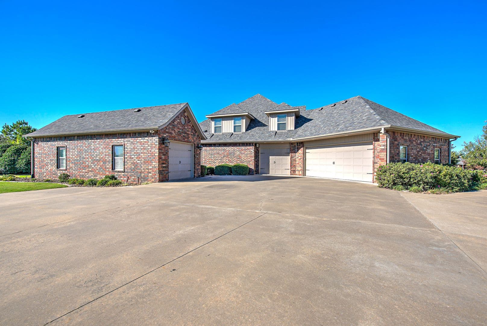 Springdale House: 6482 Wells Cir