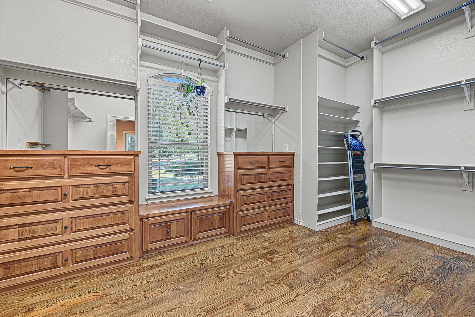 Springdale House: 6482 Wells Cir