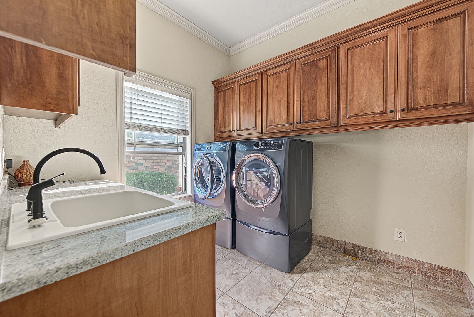 Springdale House: 6482 Wells Cir