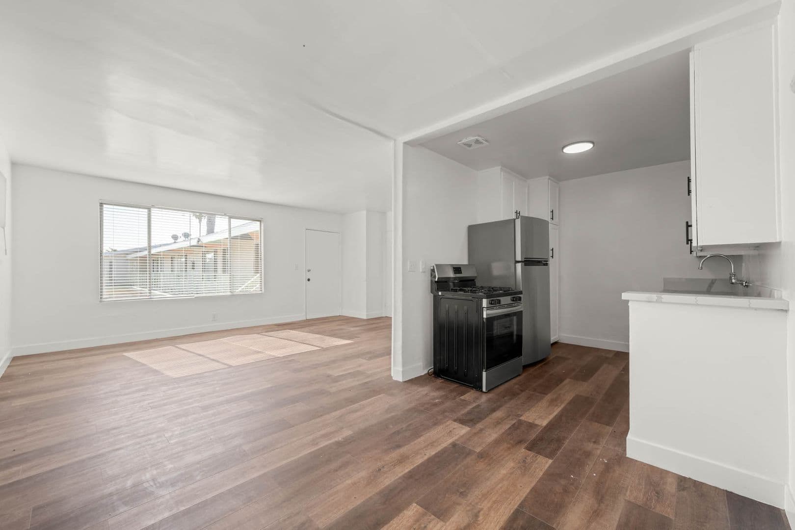 Los Angeles Apartment: 3933 Nicolet Ave