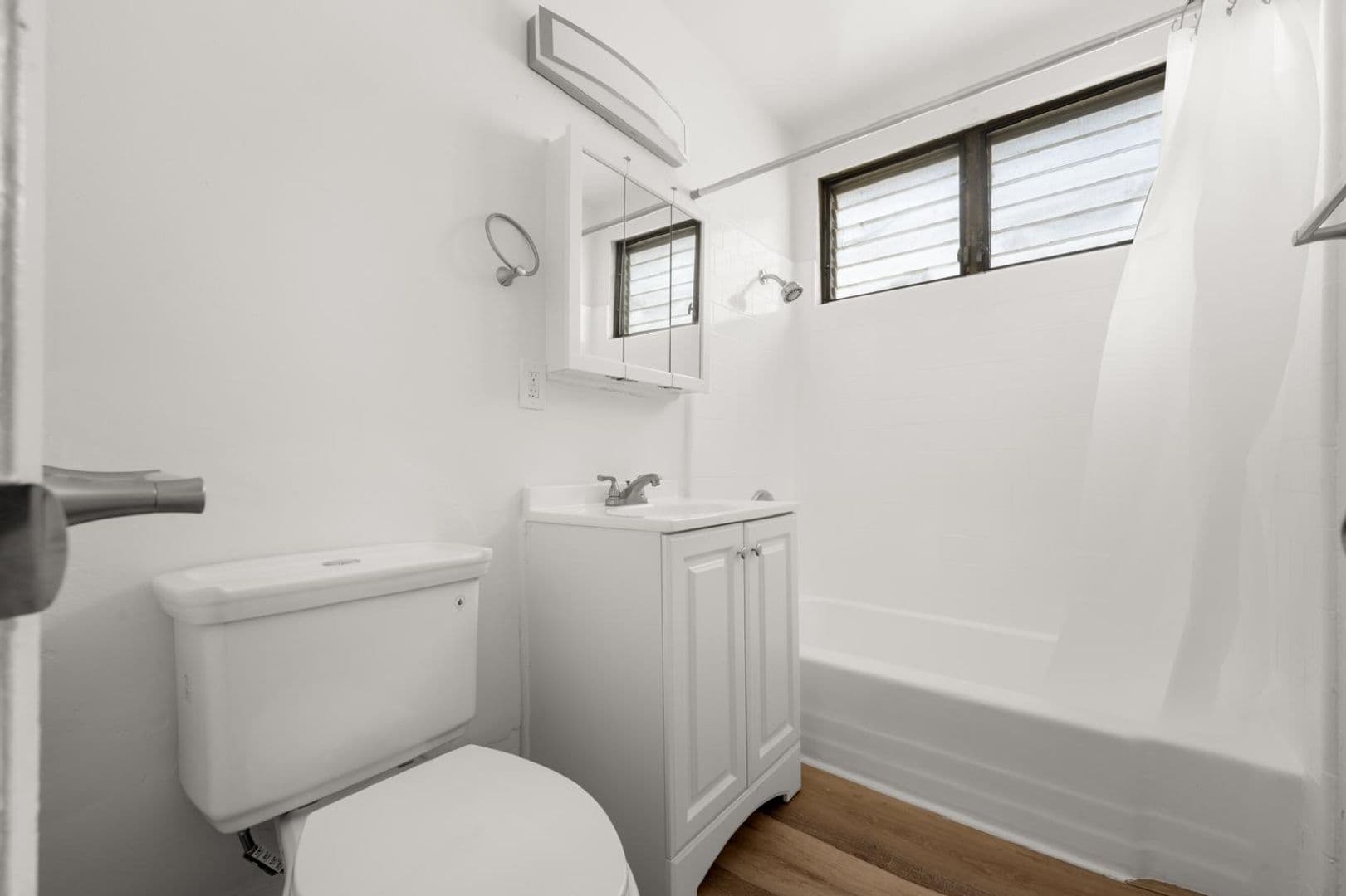 Los Angeles Apartment: 642 West 74th Street