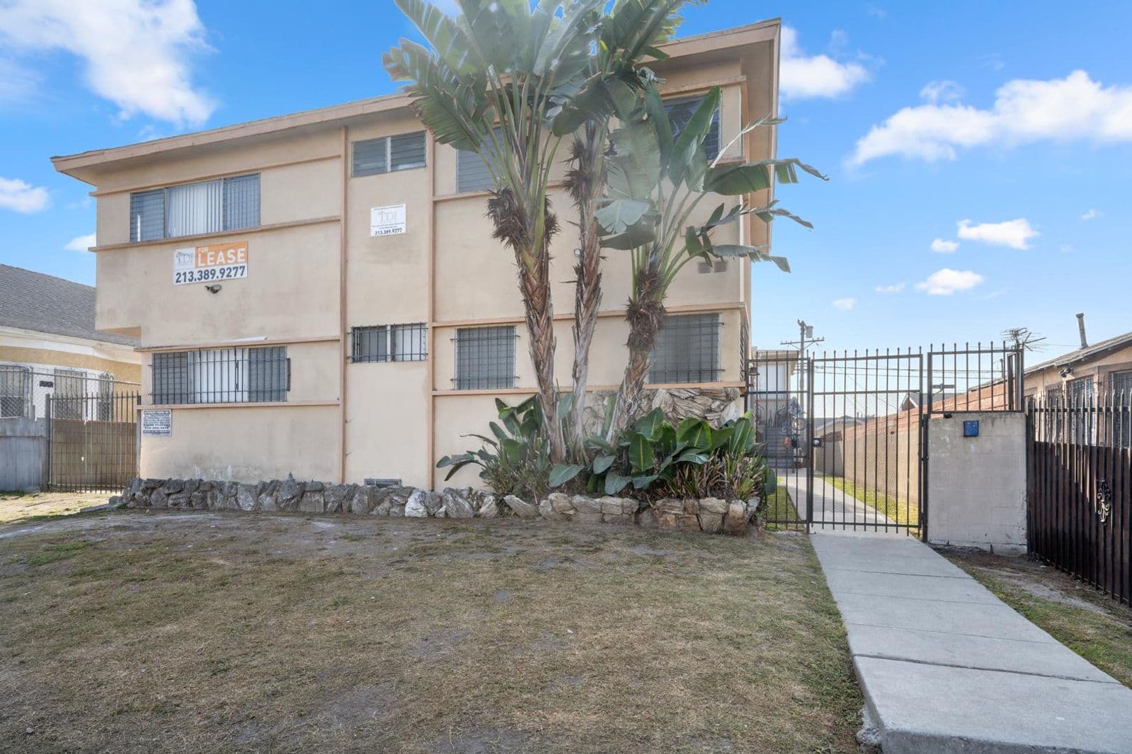 Los Angeles Apartment: 642 West 74th Street