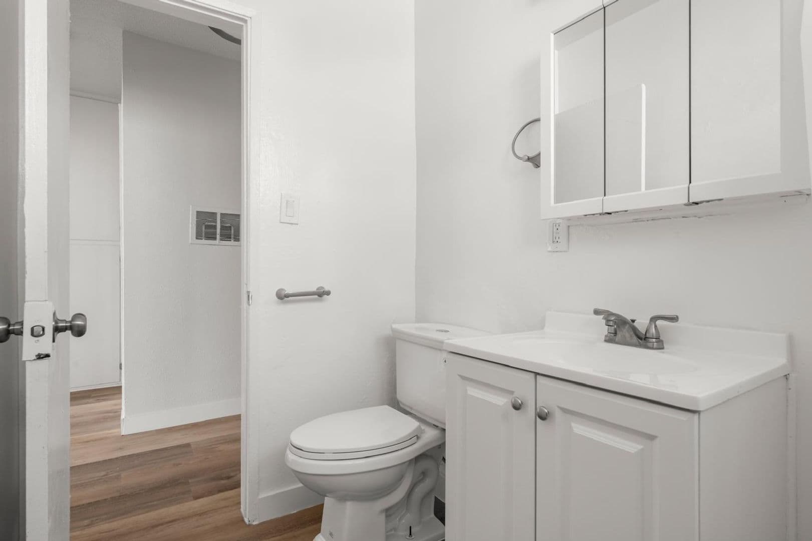Los Angeles Apartment: 642 West 74th Street