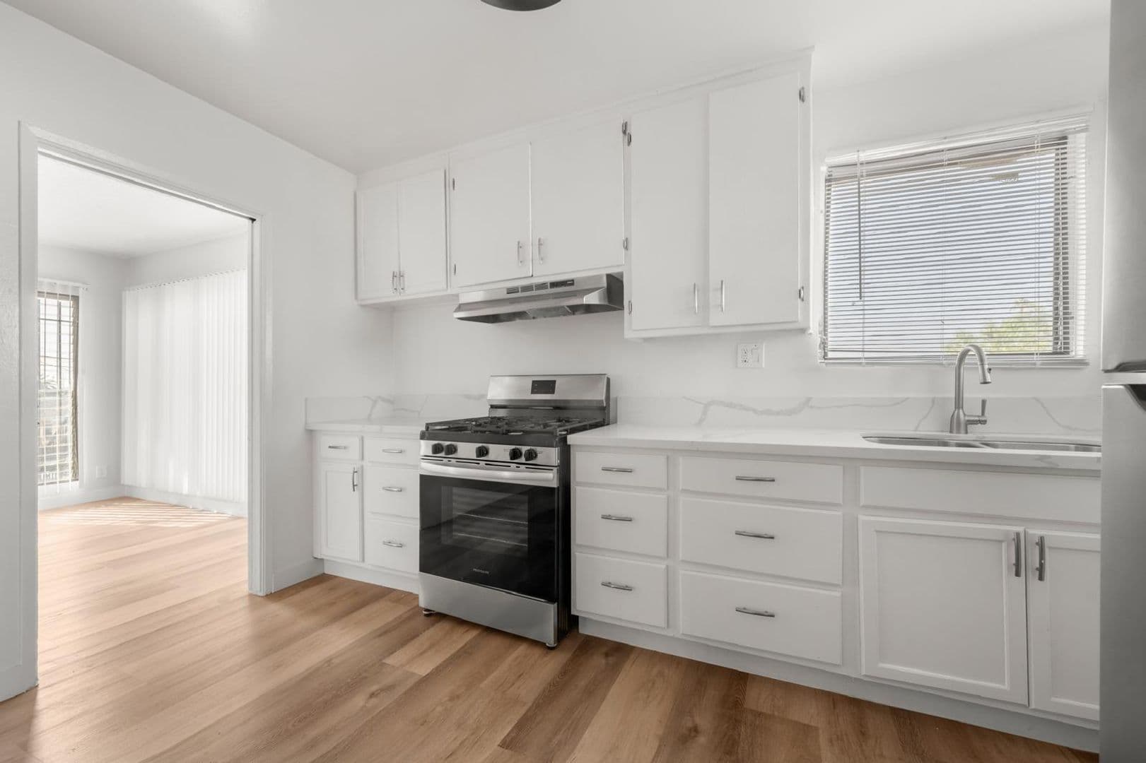 Los Angeles Apartment: 642 West 74th Street