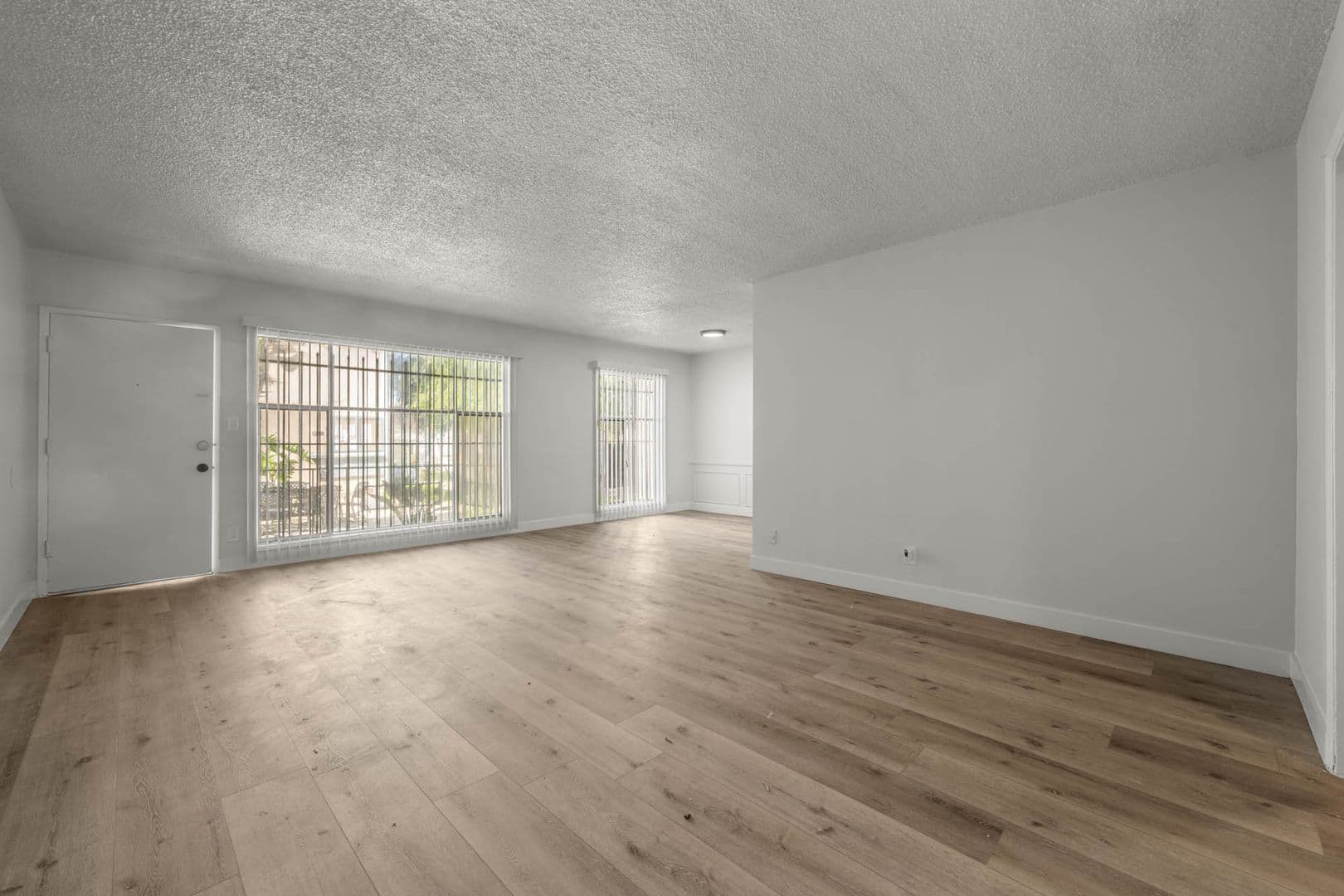 Los Angeles Apartment: 3872 & 3878 S Potomac Ave