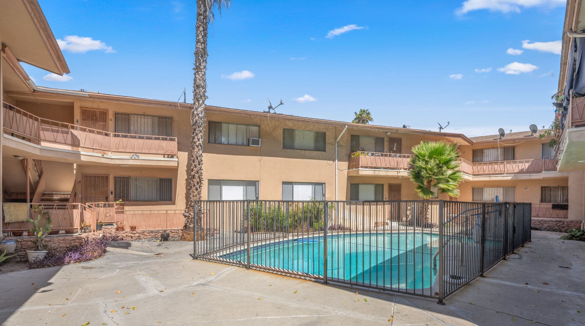 Los Angeles Apartment: 4515 August Street