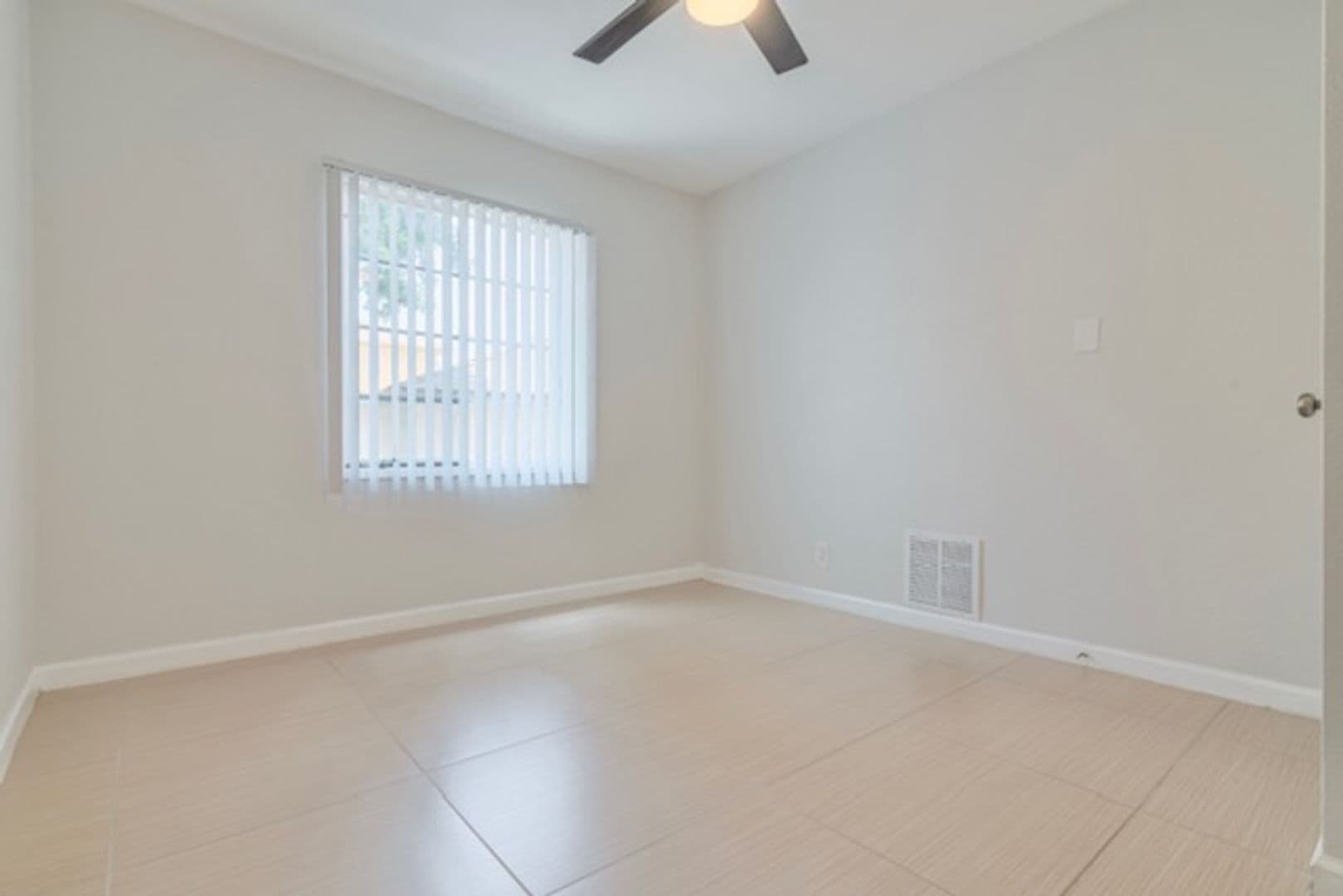 Los Angeles Apartment: 4009 S Muirfield Road