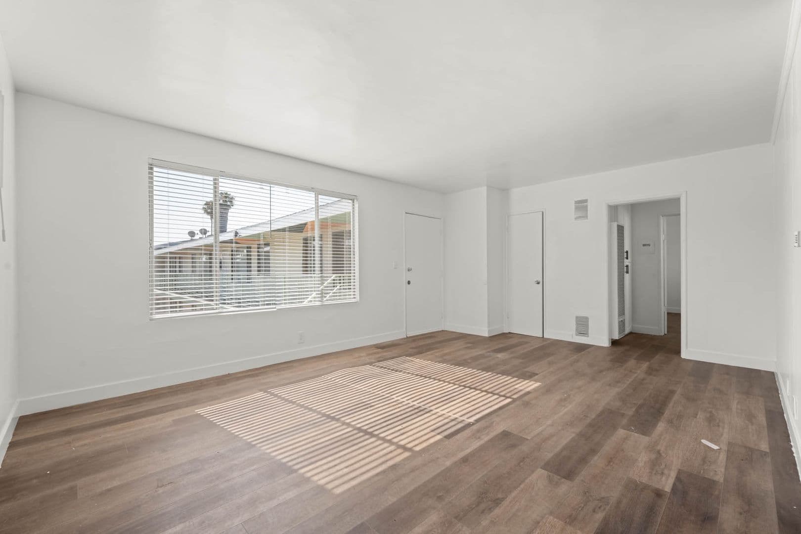 Los Angeles Apartment: 3933 Nicolet Ave