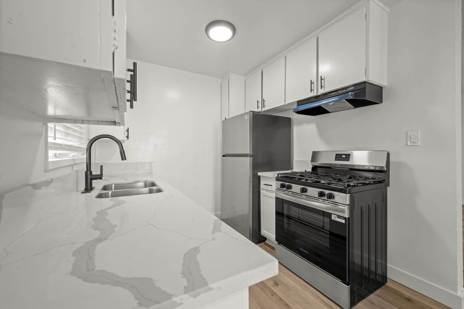 Los Angeles Apartment: 3872 & 3878 S Potomac Ave