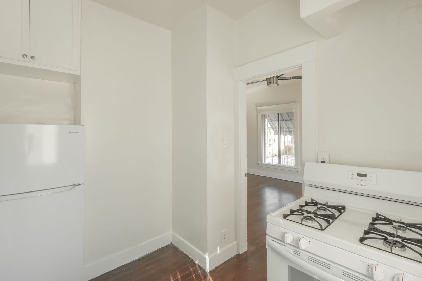 Los Angeles Apartment: 4309 S Main Street