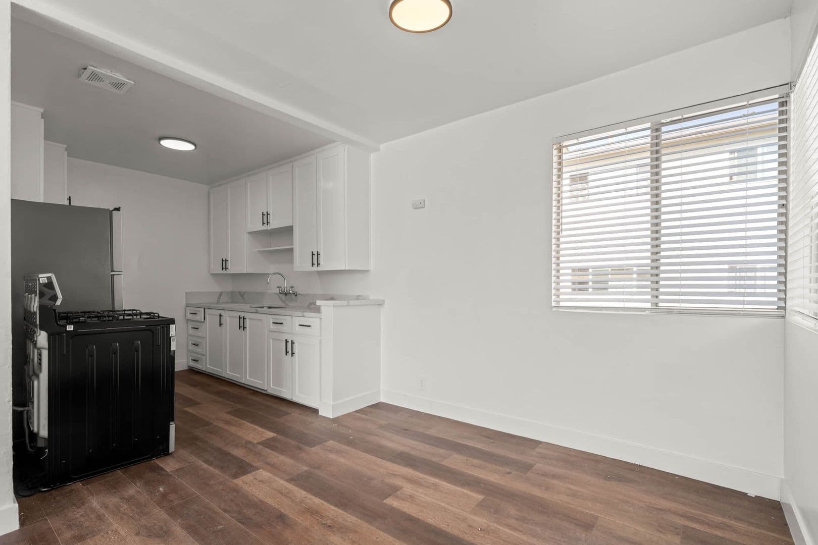 Los Angeles Apartment: 3933 Nicolet Ave