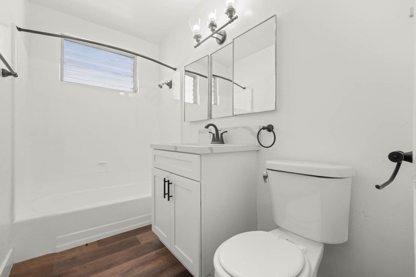 Los Angeles Apartment: 3933 Nicolet Ave