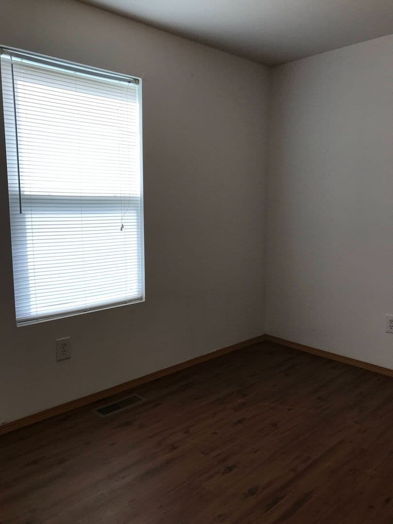 Strafford Apartment: 207 S Oak Cliff