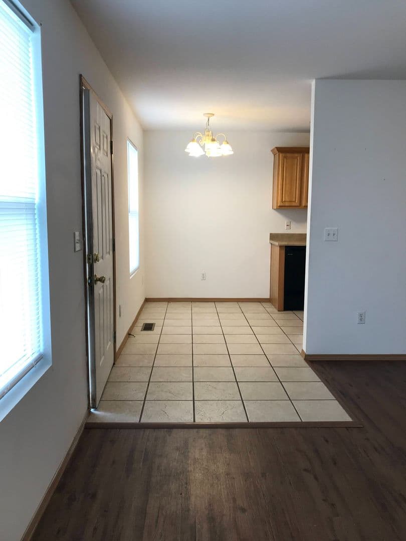 Strafford Apartment: 207 S Oak Cliff