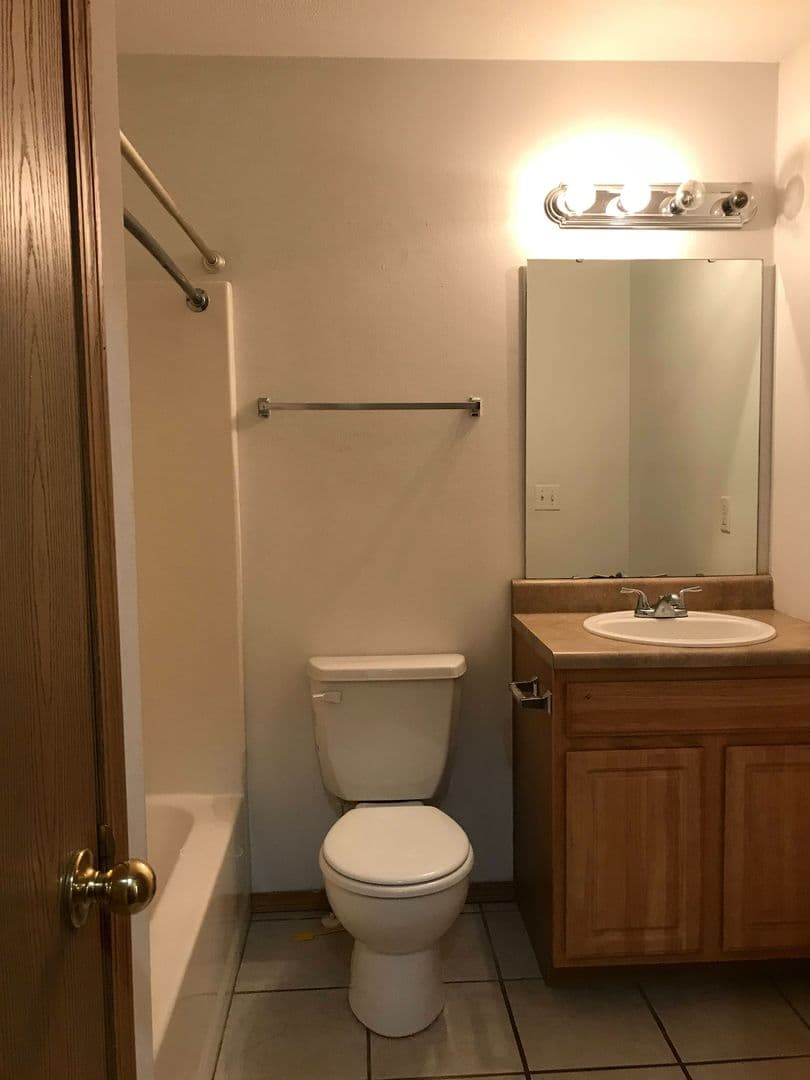 Strafford Apartment: 207 S Oak Cliff