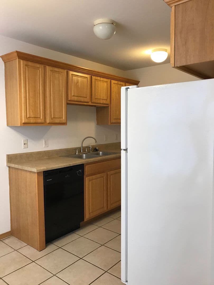 Strafford Apartment: 207 S Oak Cliff